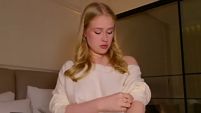 JuliaJaee online show from November 2025 02:42:01 PM