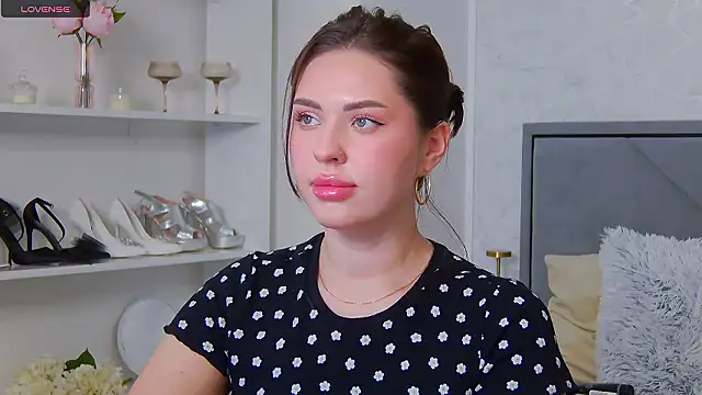 Alexyena online show from December 2024 04:17:01 PM