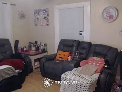 Snapshot of PocketPlywood chatting on November 2025 12:35:02 AM PocketPlywood online show from November 2025 12:35:02 AM