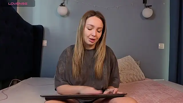 AnnaMaee online show from March 2026 09:47:02 AM