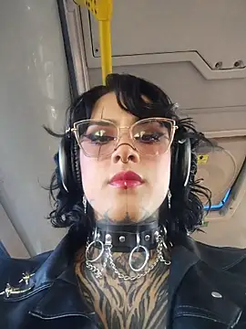 taaylor33 online show from April 2026 09:50:01 PM