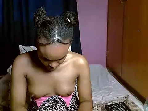 Snapshot of Queen_petite_ chatting on June 2026 05:03:02 AM Queen petite online show from June 2026 05:03:02 AM