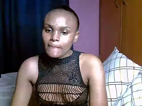 Snapshot of Queen_petite_ chatting on July 2026 04:37:02 AM Queen petite online show from July 2026 04:37:02 AM