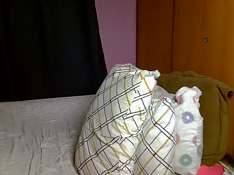 Snapshot of Queen_petite_ chatting on July 2026 11:36:02 PM Queen petite online show from July 2026 11:36:02 PM