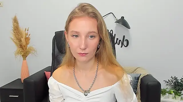 Snapshot of LolaWilsons chatting on March 2025 12:34:01 PM LolaWilsons online show from March 2025 12:34:01 PM
