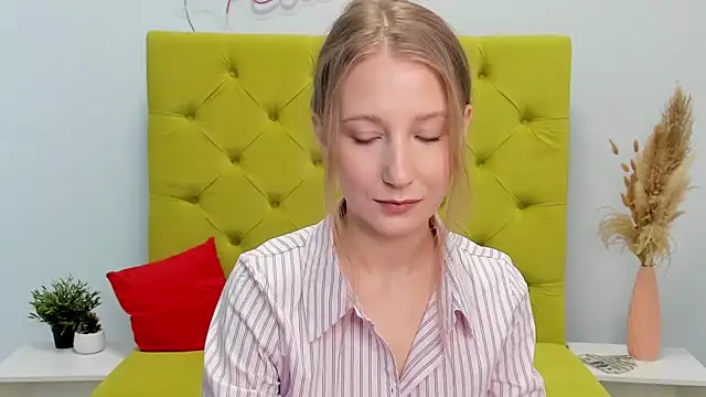 Snapshot of LolaWilsons chatting on February 2026 07:18:02 AM LolaWilsons online show from February 2026 07:18:02 AM