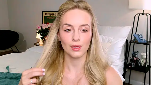 Snapshot of RozzitaBedberry chatting on September 2025 06:06:02 AM RozzitaBedberry online show from September 2025 06:06:02 AM