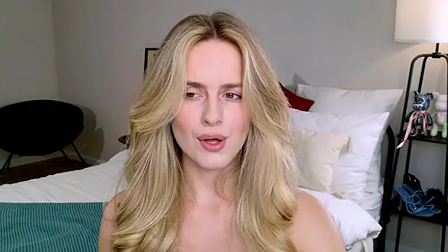 Snapshot of RozzitaBedberry chatting on October 2025 12:03:02 PM RozzitaBedberry online show from October 2025 12:03:02 PM