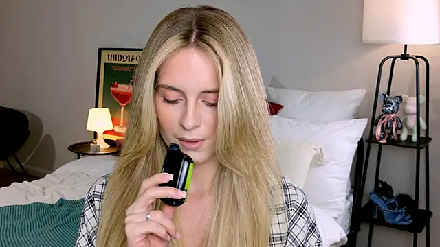 Snapshot of RozzitaBedberry chatting on October 2025 01:01:01 PM RozzitaBedberry online show from October 2025 01:01:01 PM