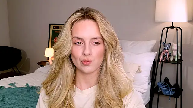 Snapshot of RozzitaBedberry chatting on October 2025 01:48:02 PM RozzitaBedberry online show from October 2025 01:48:02 PM