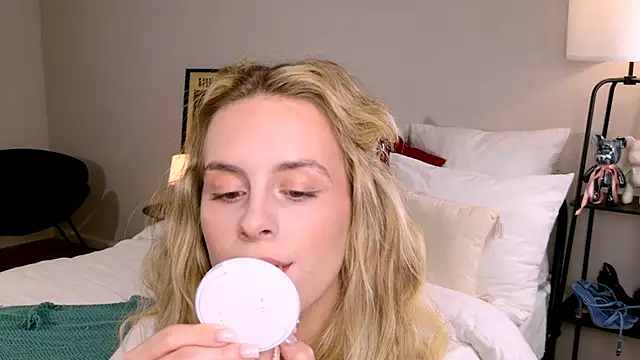 Snapshot of RozzitaBedberry chatting on October 2025 01:02:02 PM RozzitaBedberry online show from October 2025 01:02:02 PM