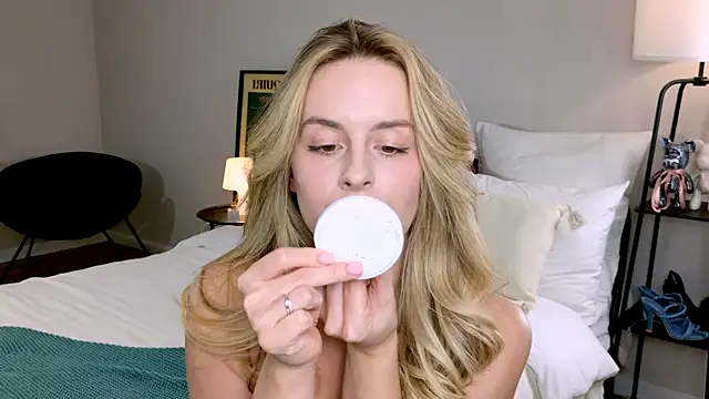 Snapshot of RozzitaBedberry chatting on November 2025 01:11:01 PM RozzitaBedberry online show from November 2025 01:11:01 PM