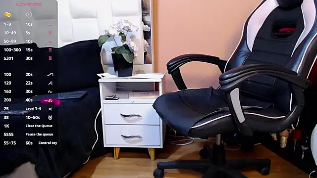LiaTaylorr online show from May 2026 07:33:01 PM