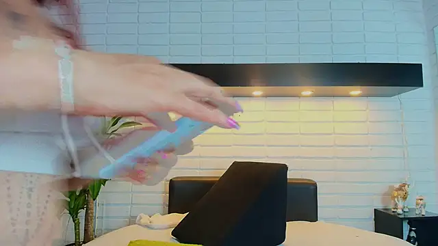 Snapshot of HannaBrave chatting on October 2025 12:09:01 PM HannaBrave online show from October 2025 12:09:01 PM