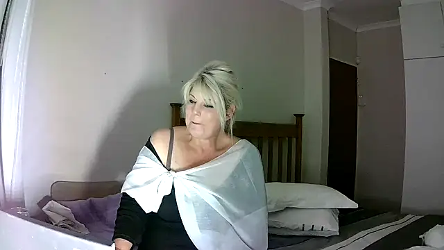 Snapshot of Miahotmilf chatting on December 2024 09:08:02 PM Miahotmilf online show from December 2024 09:08:02 PM