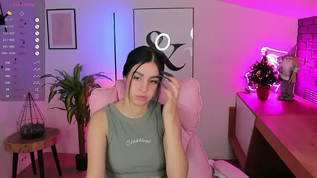 Snapshot of Dina_Foxxx chatting on December 2024 07:05:01 AM Dina Foxxx online show from December 2024 07:05:01 AM