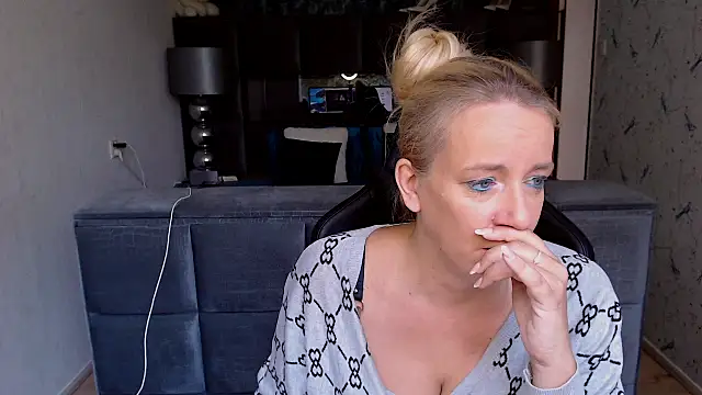 Snapshot of Wendysexyx chatting on September 2025 07:12:02 AM Wendysexyx online show from September 2025 07:12:02 AM