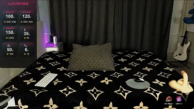 Snapshot of RoxieCrash chatting on October 2025 05:44:01 PM RoxieCrash online show from October 2025 05:44:01 PM