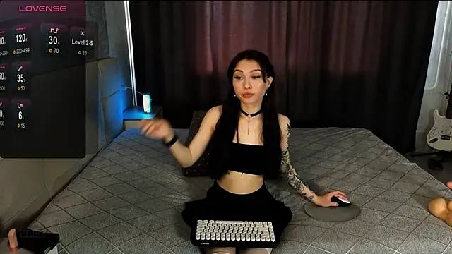 Snapshot of RoxieCrash chatting on October 2025 11:43:01 AM RoxieCrash online show from October 2025 11:43:01 AM