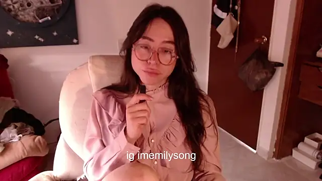 Snapshot of emily_pearl_ chatting on December 2025 08:35:01 PM emily pearl online show from December 2025 08:35:01 PM