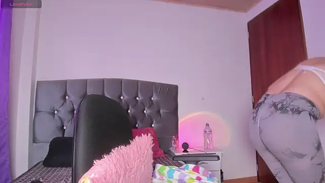 Veeronica Smith online show from October 2025 02:12:02 PM