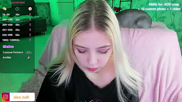 Snapshot of Alice_Halle chatting on December 2024 08:26:02 PM Alice Halle online show from December 2024 08:26:02 PM