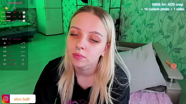 Snapshot of Alice_Halle chatting on January 2025 05:42:02 PM Alice Halle online show from January 2025 05:42:02 PM