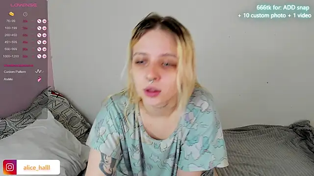 Snapshot of Alice_Halle chatting on January 2025 07:57:01 AM Alice Halle online show from January 2025 07:57:01 AM