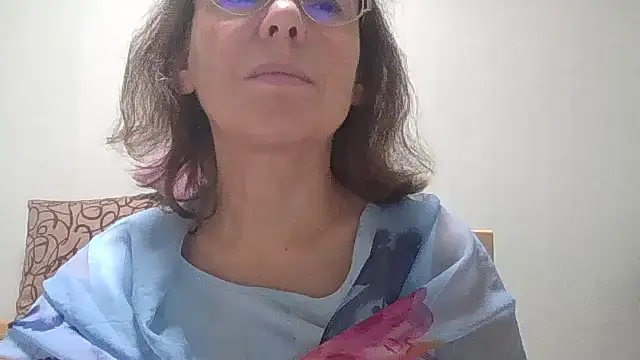 Snapshot of HollyJewel chatting on October 2025 04:49:01 PM HollyJewel online show from October 2025 04:49:01 PM