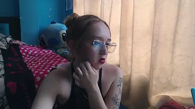 Snapshot of Liaroberts1 chatting on February 2025 06:11:02 PM Liaroberts1 online show from February 2025 06:11:02 PM