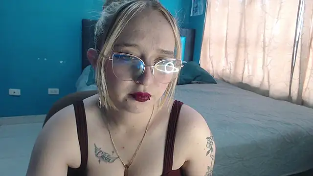 Snapshot of Liaroberts1 chatting on September 2025 12:05:01 PM Liaroberts1 online show from September 2025 12:05:01 PM