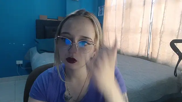 Liaroberts1 online show from October 2025 11:54:02 AM