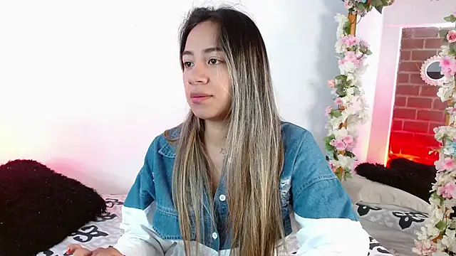 Snapshot of Jules_n_Gia chatting on December 2024 04:28:01 PM Jules n Gia online show from December 2024 04:28:01 PM