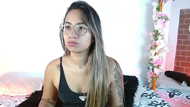 Snapshot of Jules_n_Gia chatting on December 2024 04:35:02 PM Jules n Gia online show from December 2024 04:35:02 PM