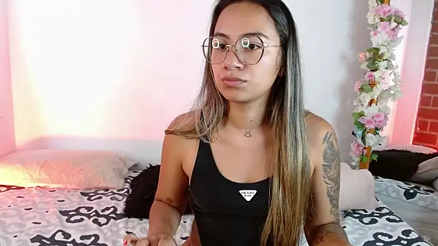 Snapshot of Jules_n_Gia chatting on December 2024 07:40:02 PM Jules n Gia online show from December 2024 07:40:02 PM