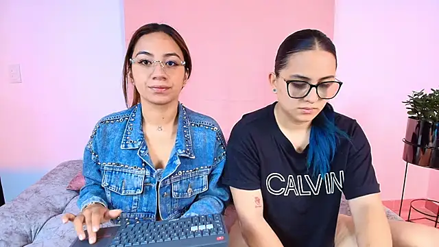 Snapshot of Jules_n_Gia chatting on October 2025 10:28:02 AM Jules n Gia online show from October 2025 10:28:02 AM