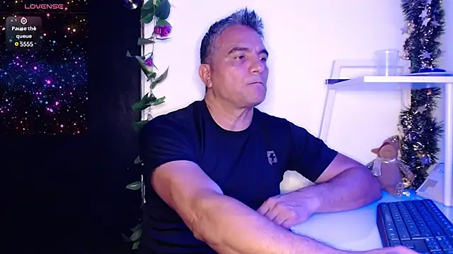 Snapshot of golden_punisher chatting on December 2024 04:54:02 AM golden punisher online show from December 2024 04:54:02 AM