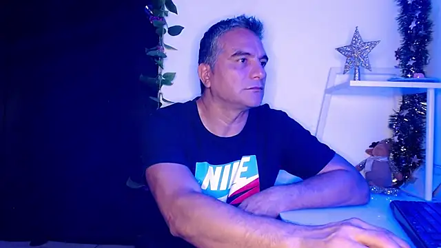 Snapshot of golden_punisher chatting on December 2024 05:27:02 AM golden punisher online show from December 2024 05:27:02 AM