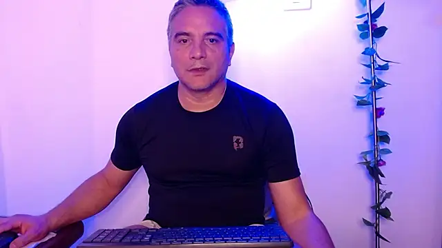 Snapshot of golden_punisher chatting on March 2025 04:38:01 AM golden punisher online show from March 2025 04:38:01 AM