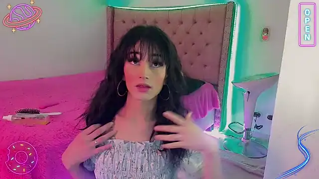 Snapshot of LittleEmmaa chatting on December 2024 04:08:02 PM LittleEmmaa online show from December 2024 04:08:02 PM