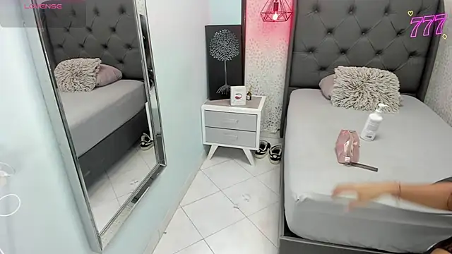 SUZETMONACO online show from May 2026 07:33:01 PM
