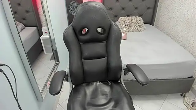 SUZETMONACO online show from June 2026 07:27:02 PM