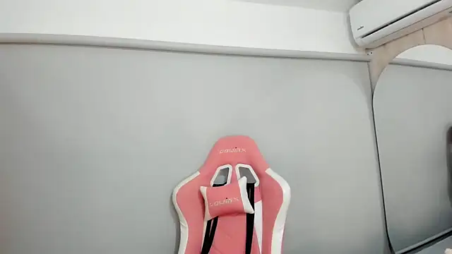 Snapshot of emma_lopes chatting on January 2025 11:43:02 PM emma lopes online show from January 2025 11:43:02 PM