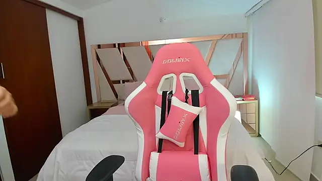 Snapshot of emma_lopes chatting on April 2026 09:37:01 PM emma lopes online show from April 2026 09:37:01 PM