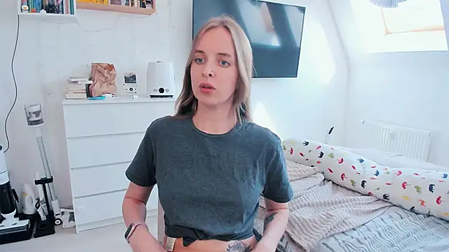 Snapshot of violet_blue_eyes chatting on May 2026 01:27:02 PM violet blue eyes online show from May 2026 01:27:02 PM