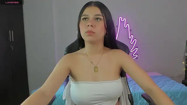 Snapshot of Yuli_16 chatting on January 2025 06:44:01 PM Yuli 16 online show from January 2025 06:44:01 PM