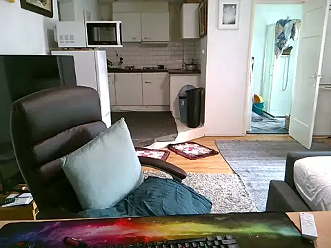 Snapshot of mihaimichael chatting on September 2025 01:32:01 PM mihaimichael online show from September 2025 01:32:01 PM