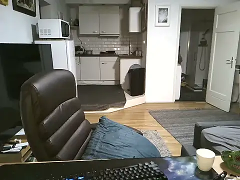 Snapshot of mihaimichael chatting on September 2025 04:02:02 AM mihaimichael online show from September 2025 04:02:02 AM