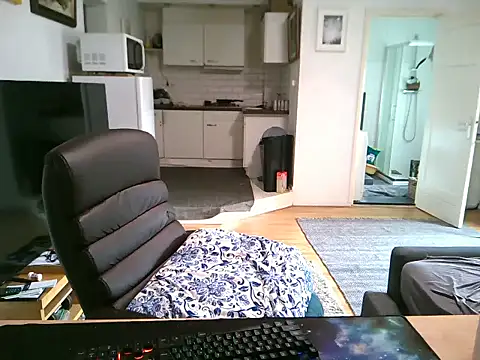 Snapshot of mihaimichael chatting on September 2025 03:02:02 PM mihaimichael online show from September 2025 03:02:02 PM