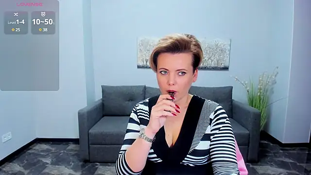 Julia Wilsone online show from February 2025 12:39:01 PM